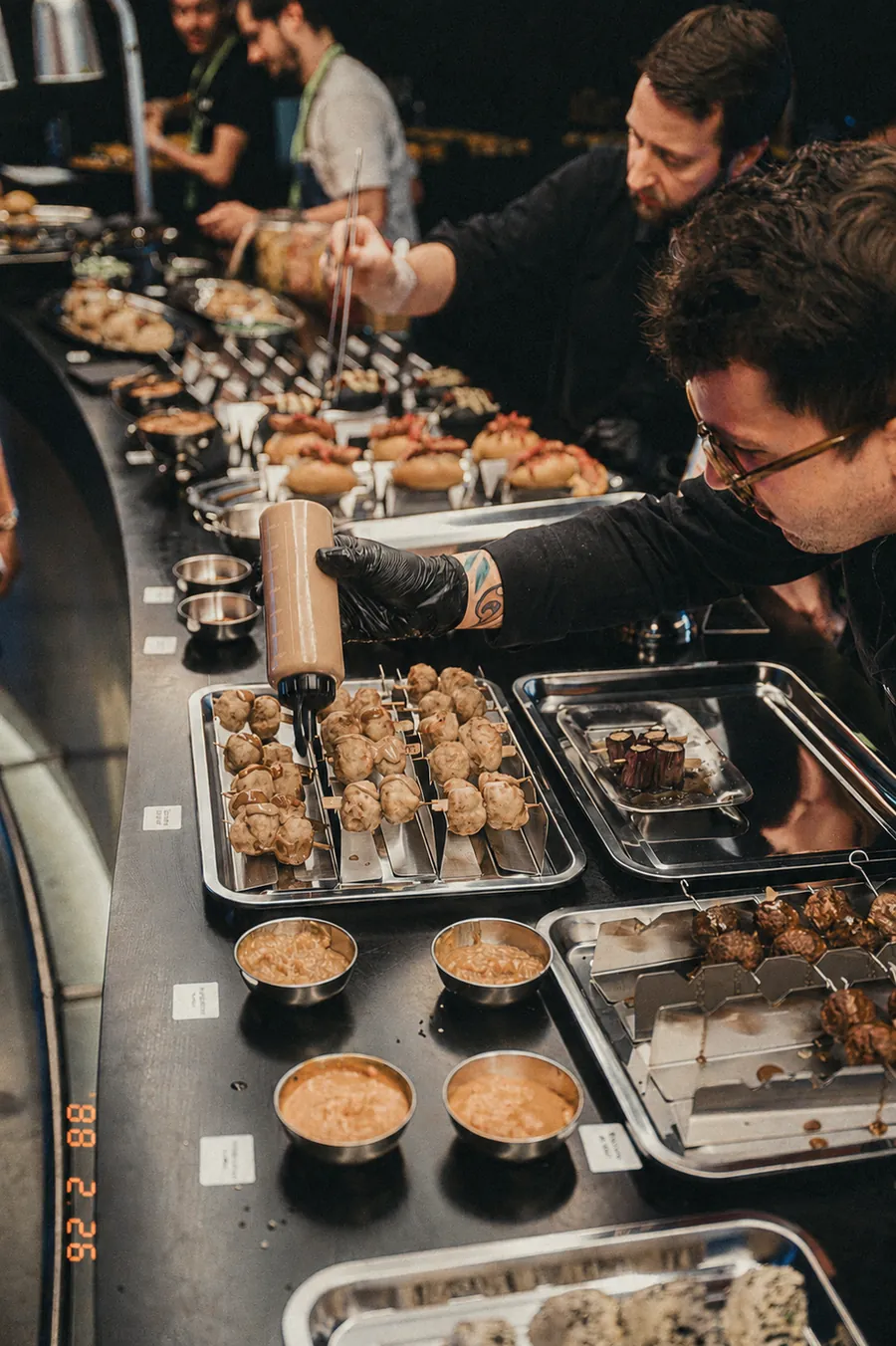 Des chefs dressent des pièces en série pour un événement gaming