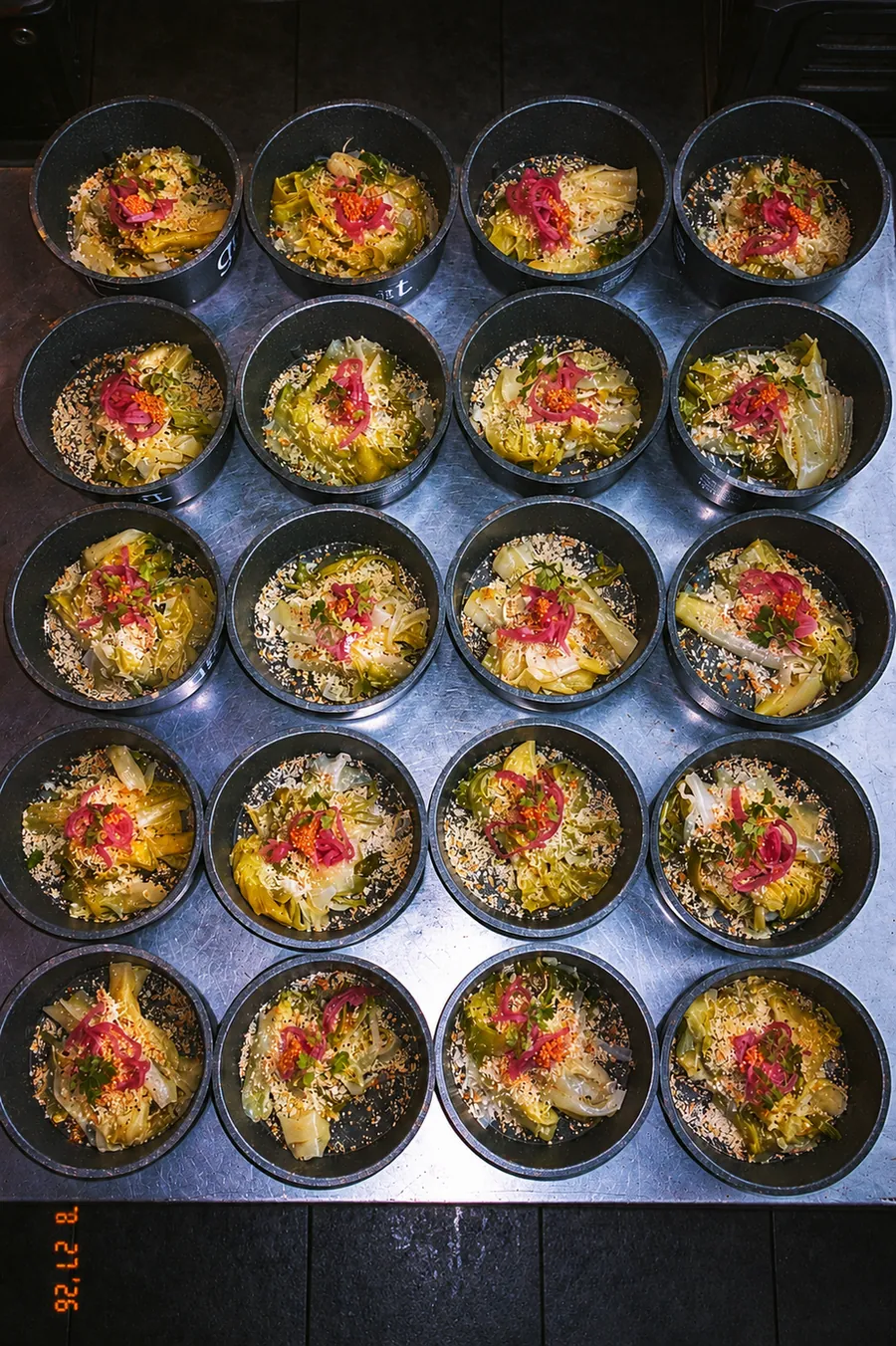 Rangées de bols repas préparés pour un tournage